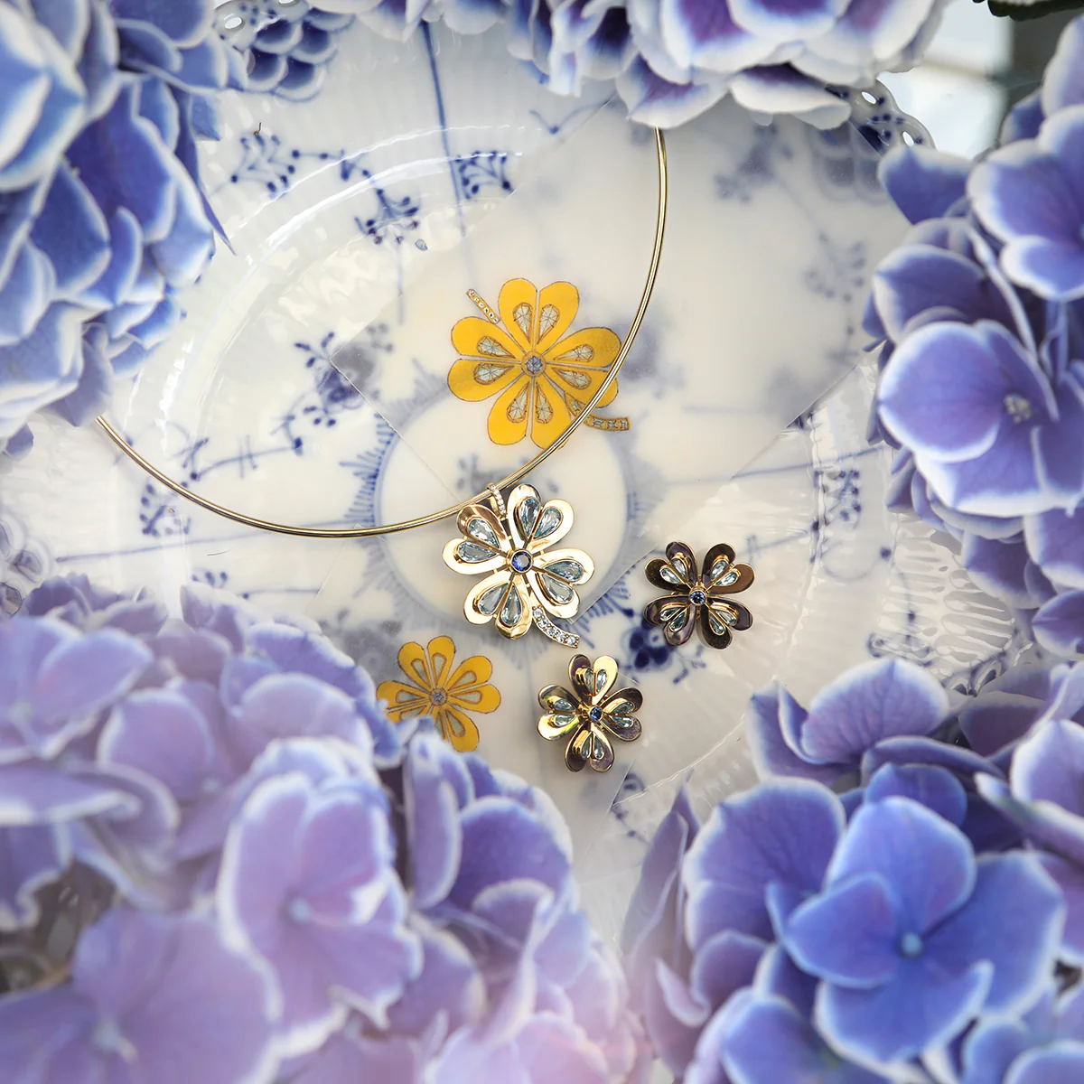 Jolie Clover Pendant - Image 3